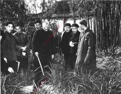 1961年3月31日.朱德在成都文殊院参观。