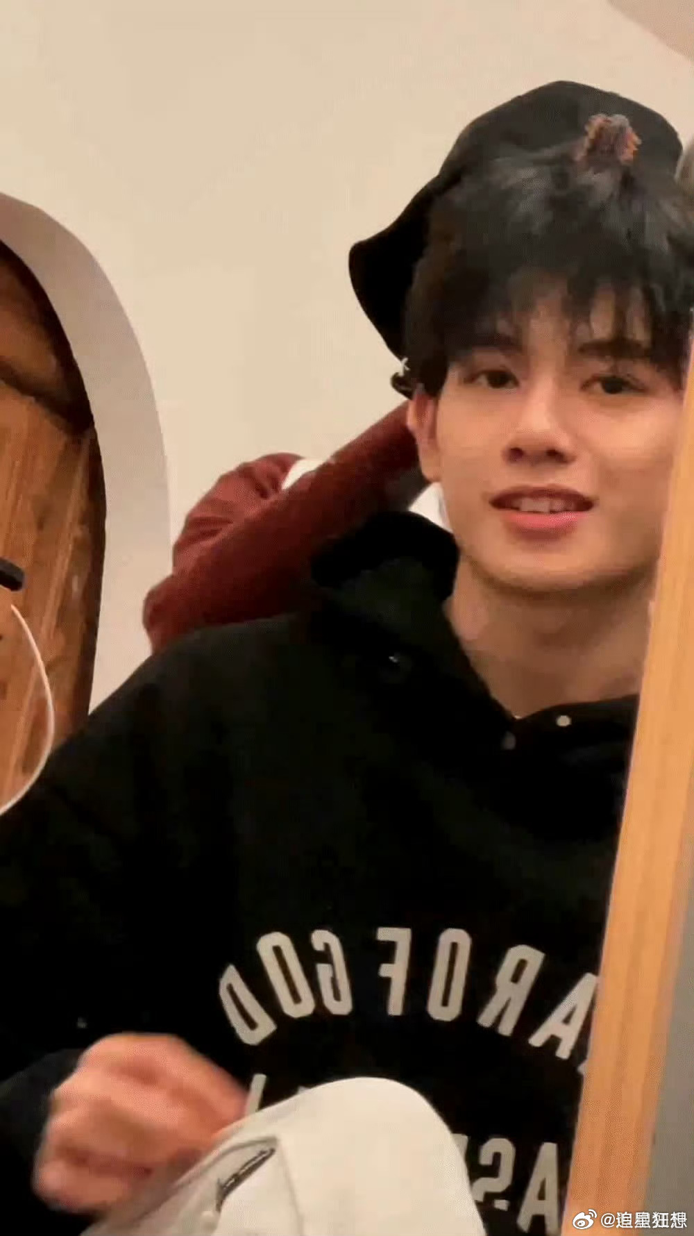 胡先煦我勒个大V被胡先煦下颚线鲨到 网友做了个对比图，他的下颚线和某建筑的天际线