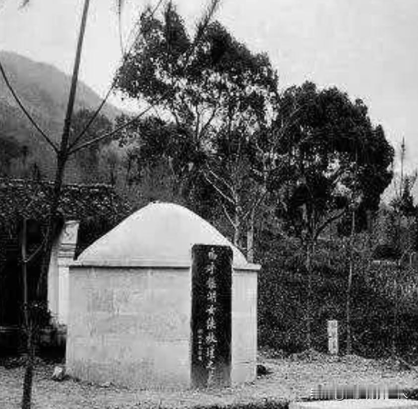 1965年，一批工作人员手持炸药雷管来到杭州西湖边孤山旁的秋瑾墓，随着一声巨响，