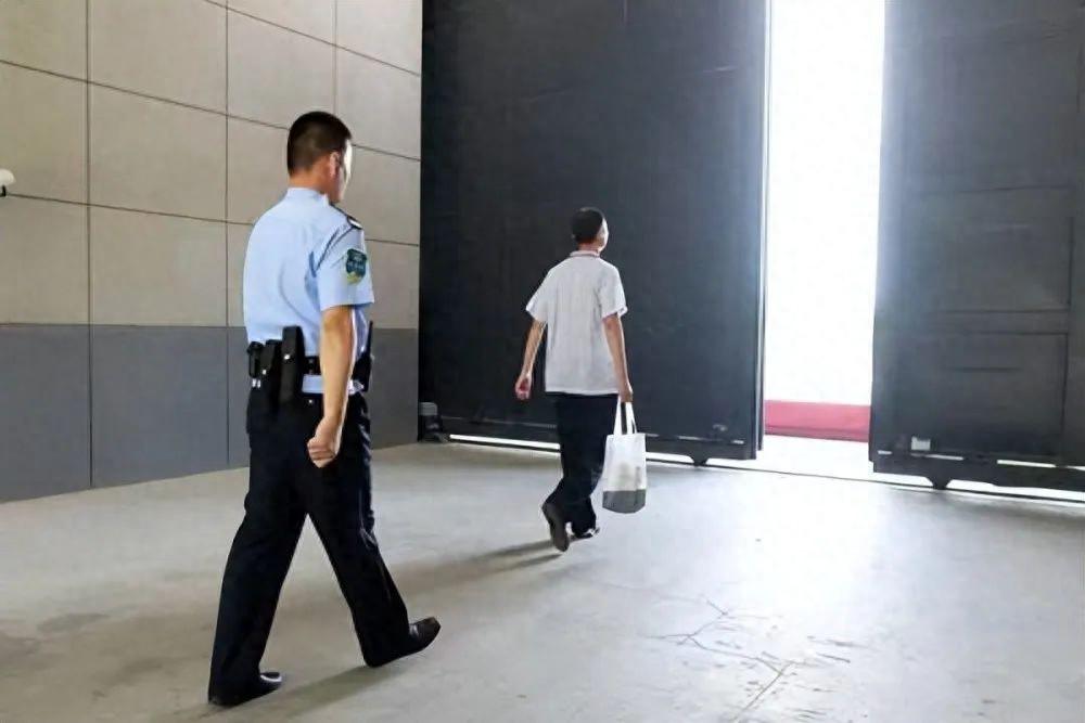 刑满释放者为何不能凌晨离开监狱呢？这么说吧，早上八点半走其实是有讲究的。

有人