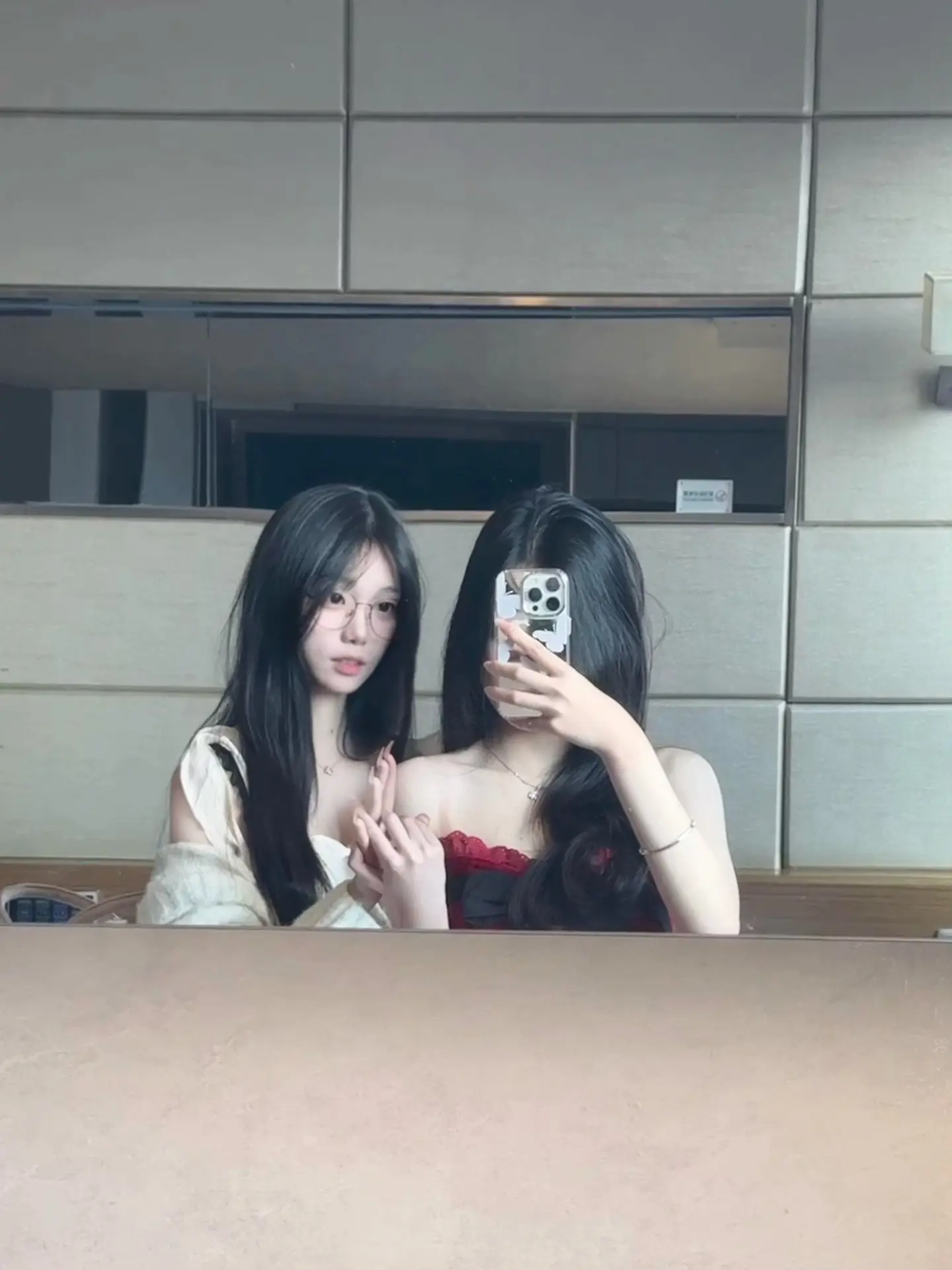 明明我更可爱吧 你不许和她说话了