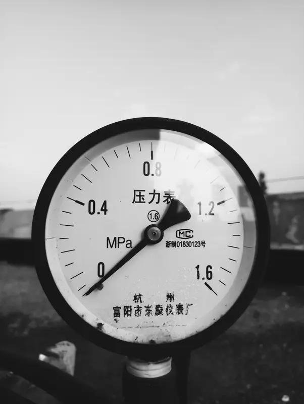 物质方面的压力同样不容小觑。生活成本不断攀升，房贷、车贷像两座大山，每月固定的还