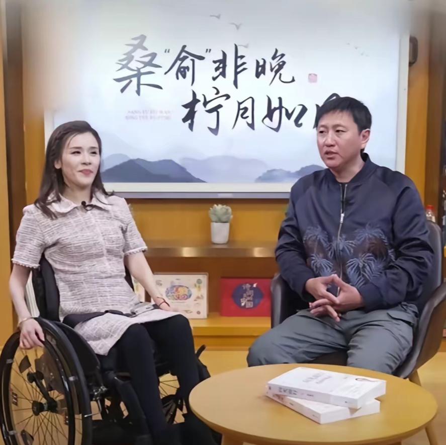 桑兰瘫痪27年了，生活完全依赖他人。喝水、吃饭、盖被子、穿衣服，全都要别人帮忙。