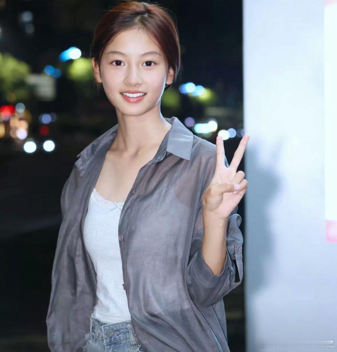 妹妹竟然才14岁 镜头下的纯素颜这样…张柏芝+梁洛施 太美了星探呢[捂嘴哭][捂