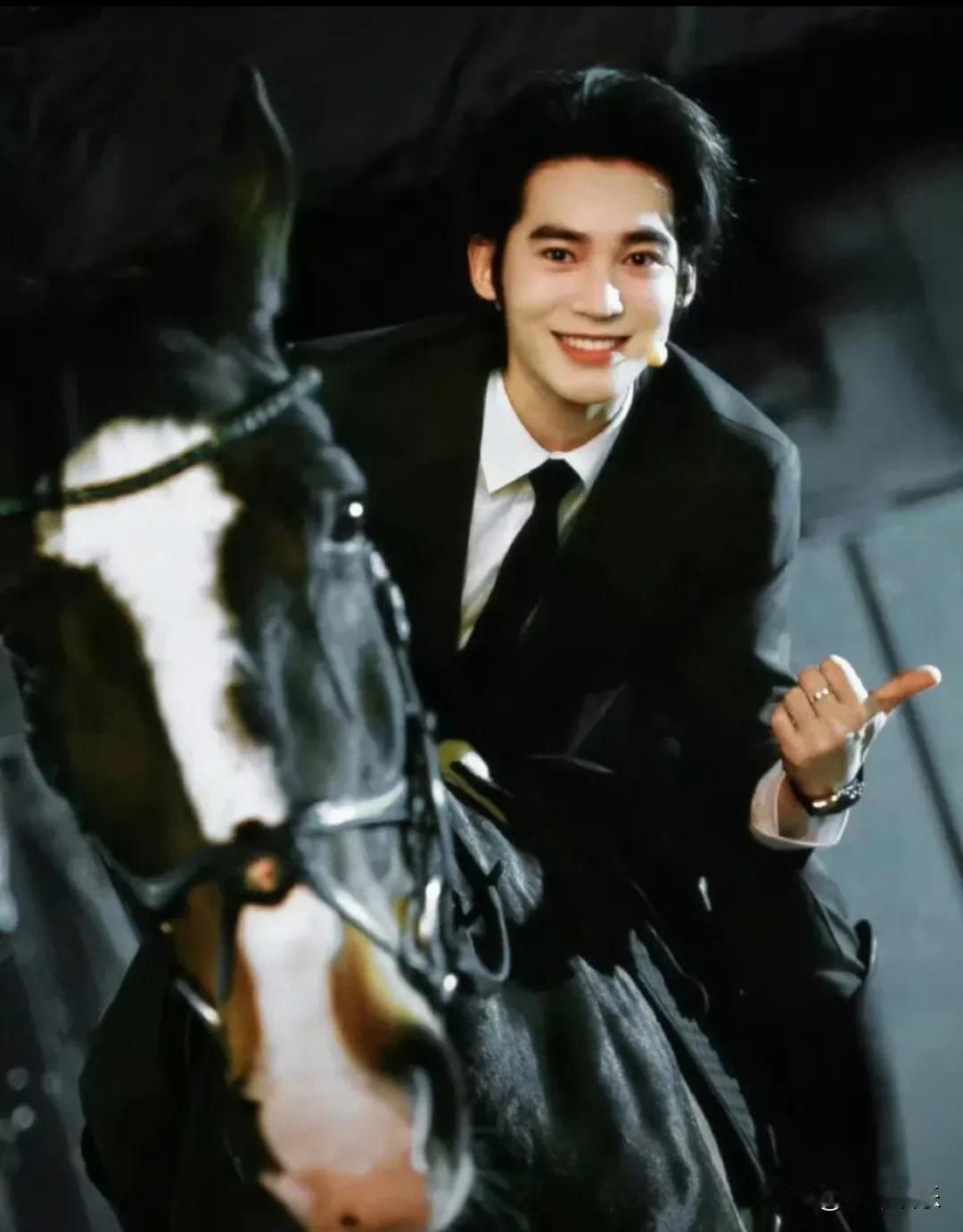 刚看完辽视春晚，估计很多老铁跟我一样，别的没记住，就被于适骑着马出场的那个画面给