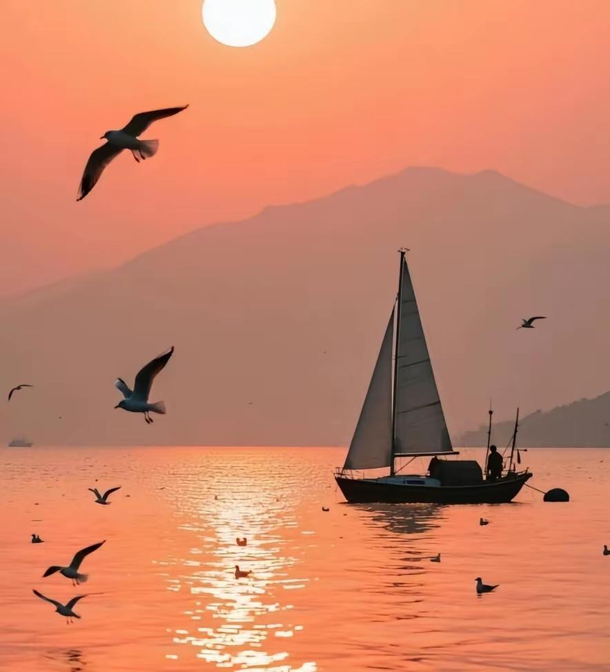 金轮垂海染霞波，
帆影孤悬鹭影多。
万顷琉璃铺碎日，
半江瑟瑟千舟过。