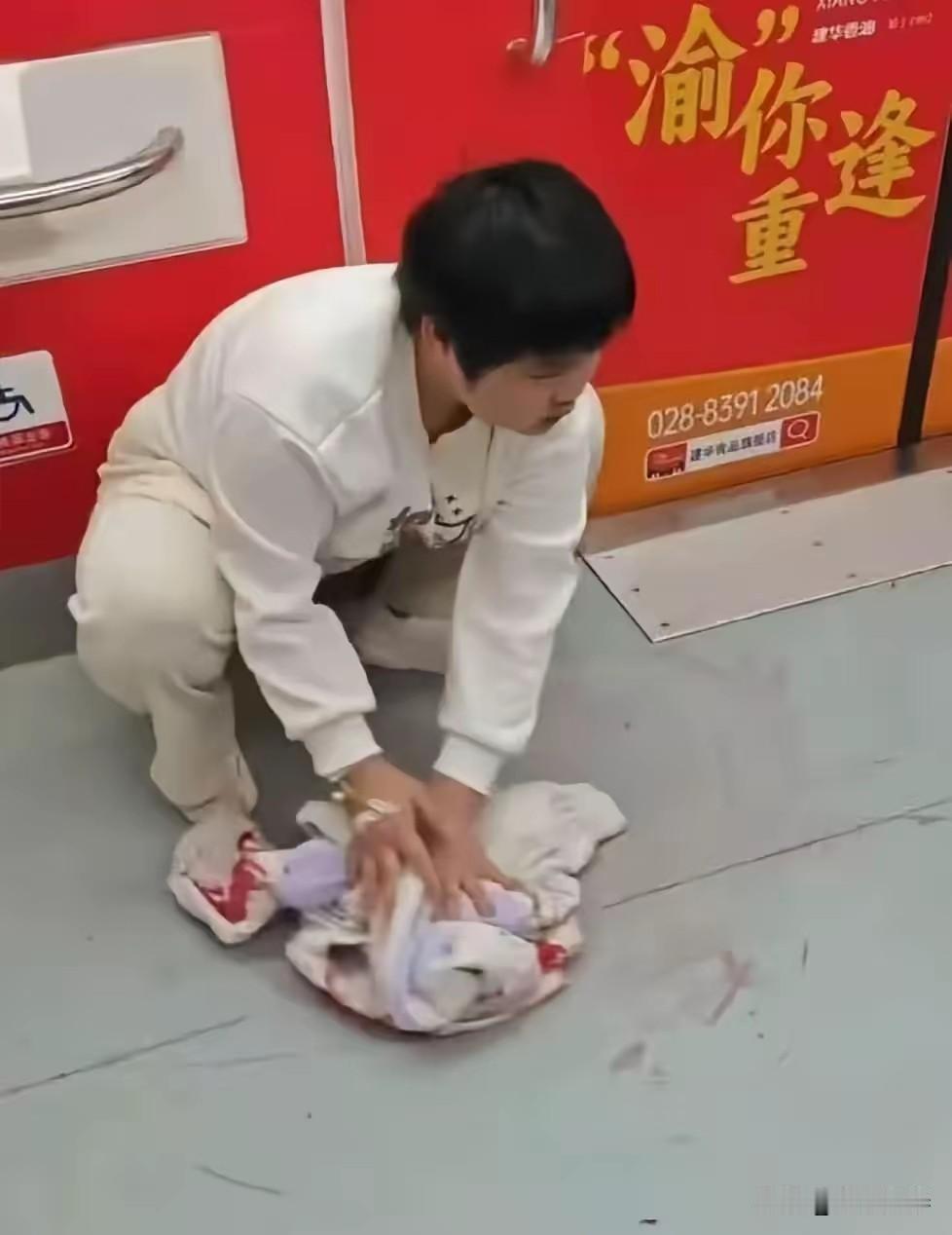 7月31日晚上10点33分，华西医院给22岁的胡心瑶下了病危通知。第二天晚上8点