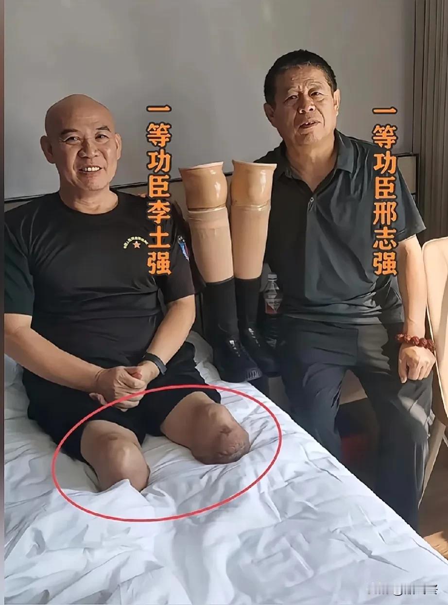 铭记历史，勿忘英雄！
一等功臣李士强与一等功臣邢志强的合影！
致敬！