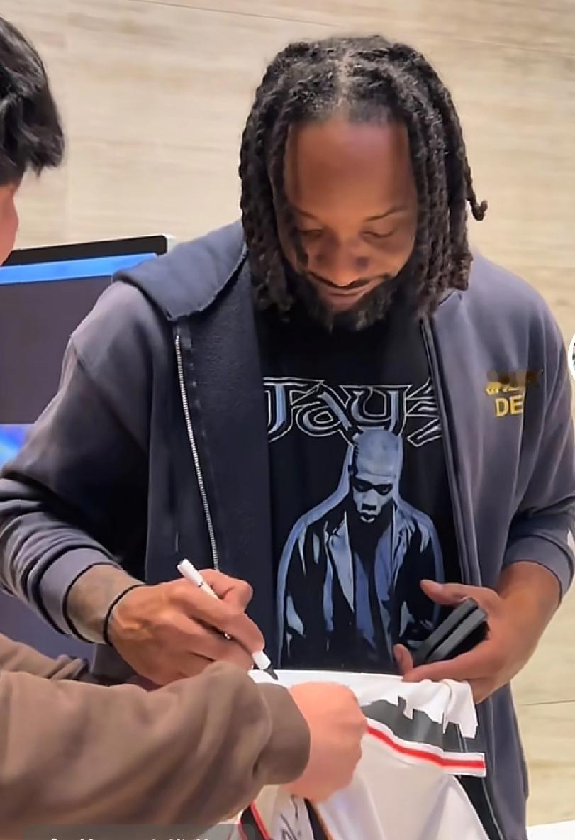 莫兰德给球迷签名出洋相，错把郭艾伦球衣，当成广东战袍


莫兰德不可能不认识广东