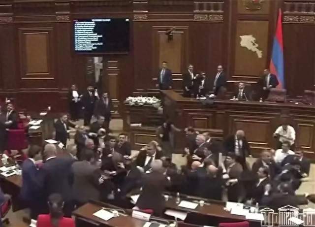 亚美尼亚议会爆发群殴，执政党与反对党议员互相殴打，副议长投掷椅子、有议员被打得鼻青脸肿；一名议员鼻子