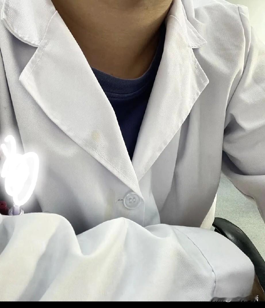 小女儿说，就是因为穿了这件衣服，年三十还上了一个白班。
百分之三百加班费没有，年