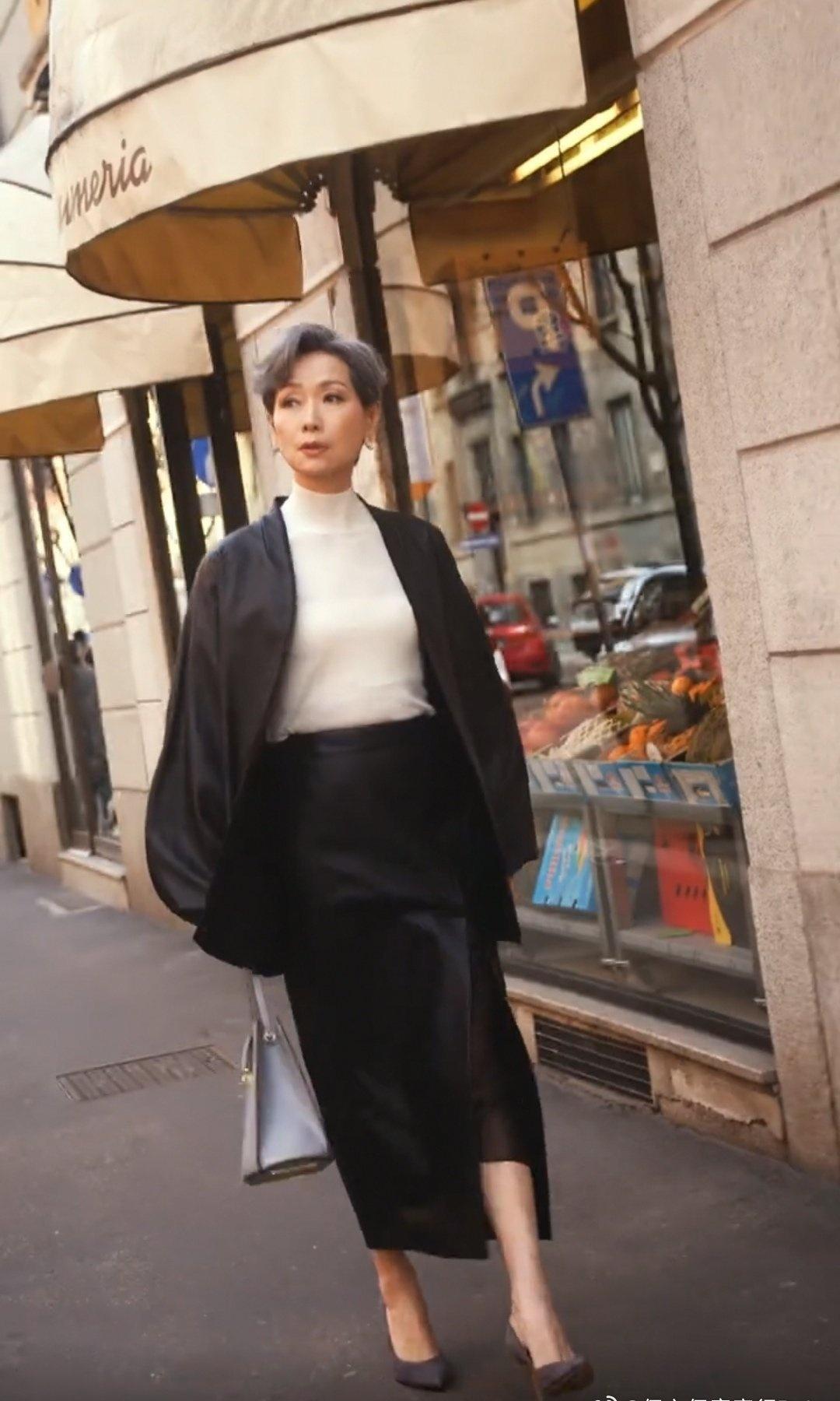 叶童[超话]叶童 一路童行时装周瞩目艺人推荐 
酷酷的，颯颯的，
裹一裘皮裙，