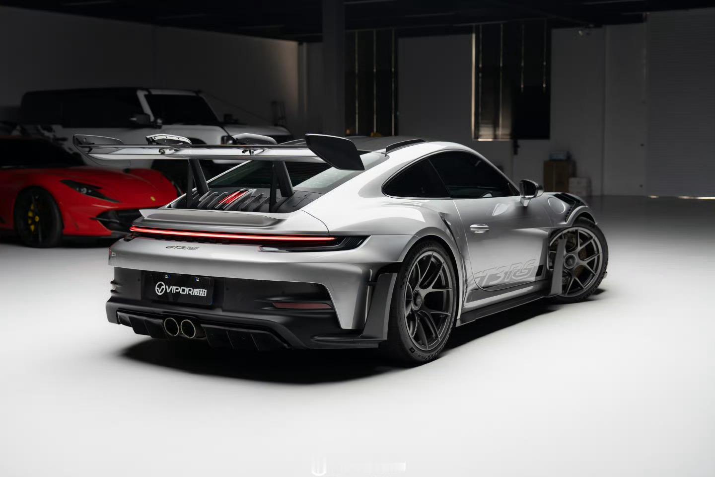 欧规992GT3RS「全网地板价」！赛道猛兽带着极致性能与稀缺身份杀到，轻量化车