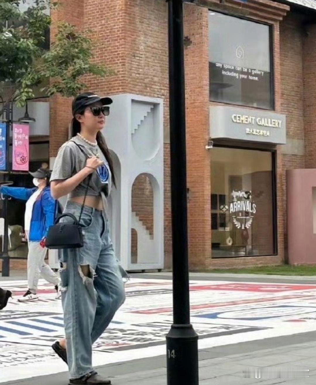 网友在街头偶遇刘亦菲和朋友一起逛街，真的好时尚！ 