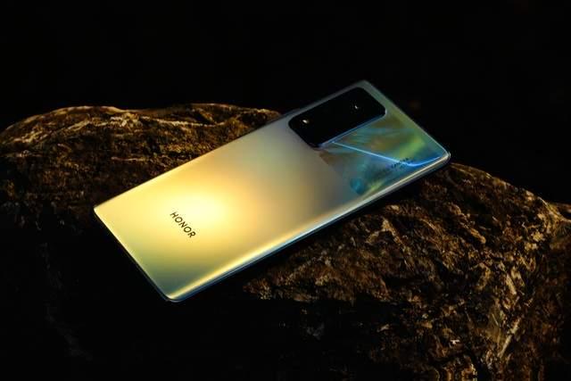 荣耀 X70 闪亮登场，这简直就是当今时代的“数字化防空洞”啊！
先说说它的续航