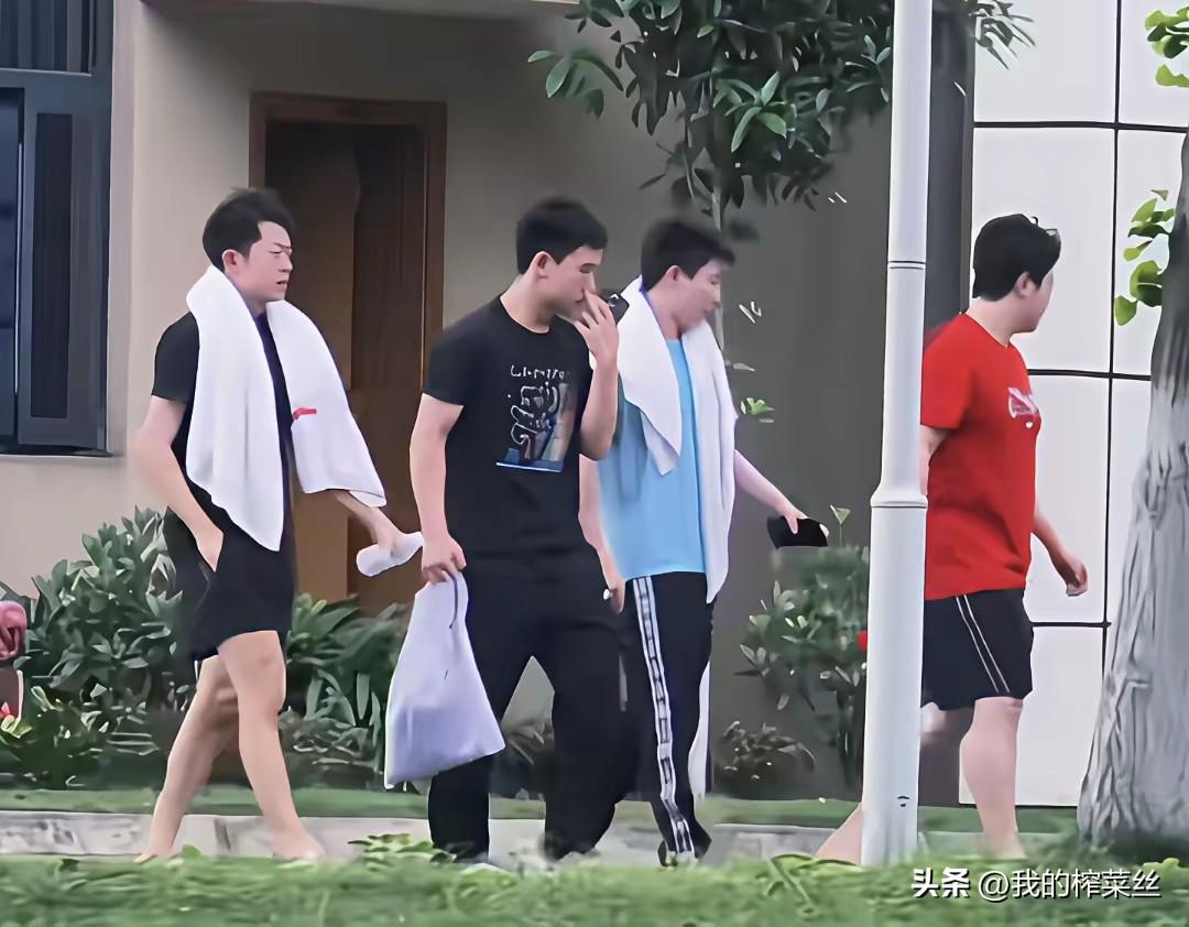 梁靖崑，向鹏，袁励岑，徐瑛彬都下训了！
大胖和向鹏参赛，袁励岑和徐瑛彬是陪练。