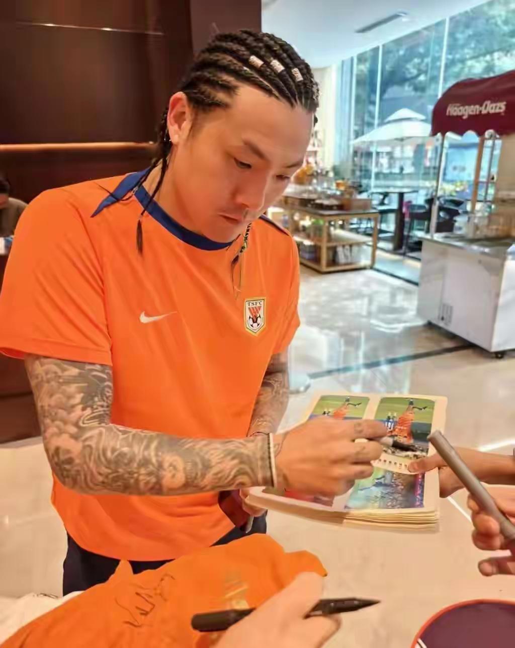 我预测我最喜欢的橙色球队双双取胜，取得2026中超联赛开门红。我预测山东泰山一球