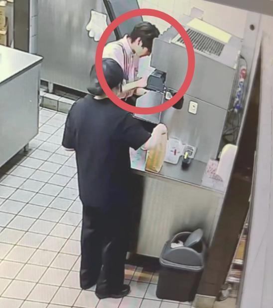 杭州，麦当劳兼职男店员疑朝可乐里吐口水，很多人不知道的是，女子下单后，是穿校服的