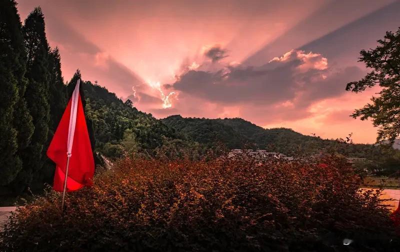 《水调歌头·国庆颂歌》乐韵诗心原创诗词:
 
华夏庆华诞，赤帜映苍穹。九州同贺佳