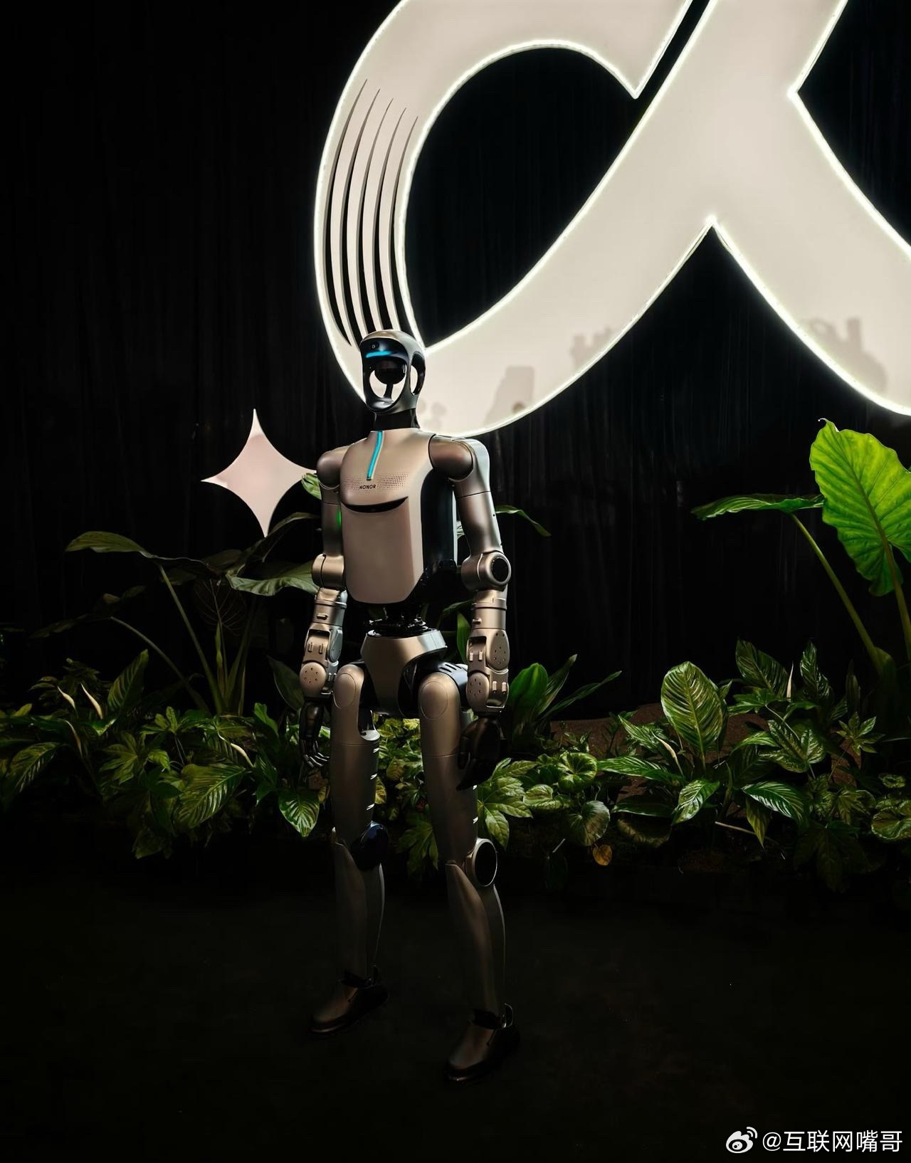 也许是宇树机器人出现得早了些，所以此时此刻看到荣耀家发布的机器人，那种技术前瞻性