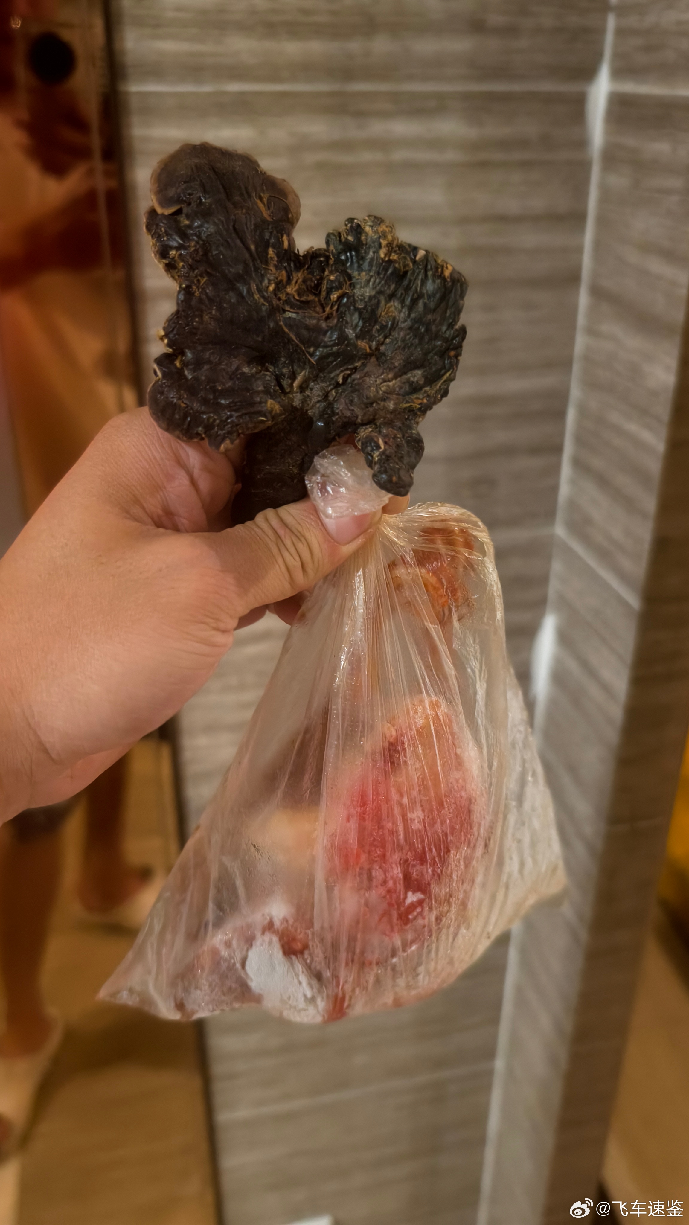 邻居都知道我虚了，把他爸的鸽子宰了带来给我补，还把他爸泡酒的灵芝也带来了，这样他