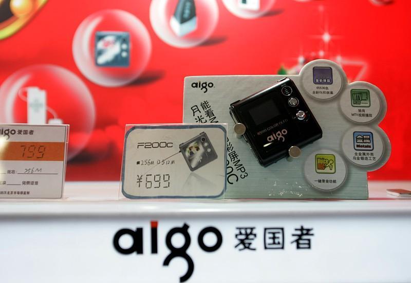 去年双11蹲某品牌旗舰手机，首发4999，半年后直接干到3299，我当时咬咬牙等