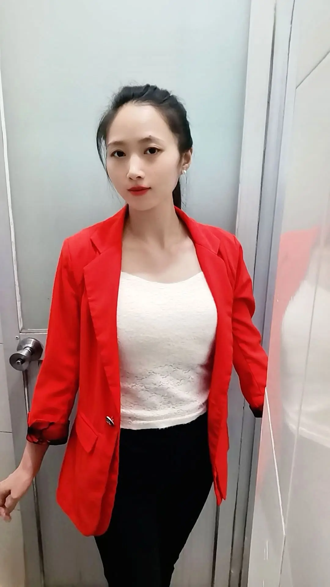 一个人在龙华电子厂上班，旁边没有，亲人也没朋友，也没对象 没有任何社交...