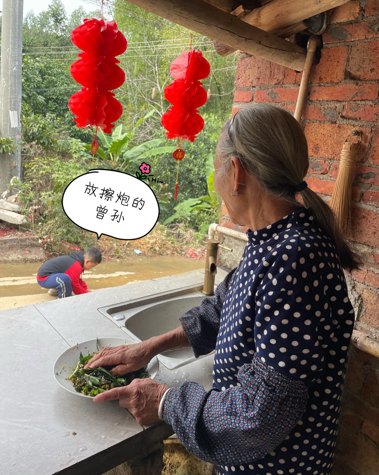 今天是大年三十了，祝我的小伙伴们，新年快乐，顺顺利利。这一天，阿婆和儿孙们开心的