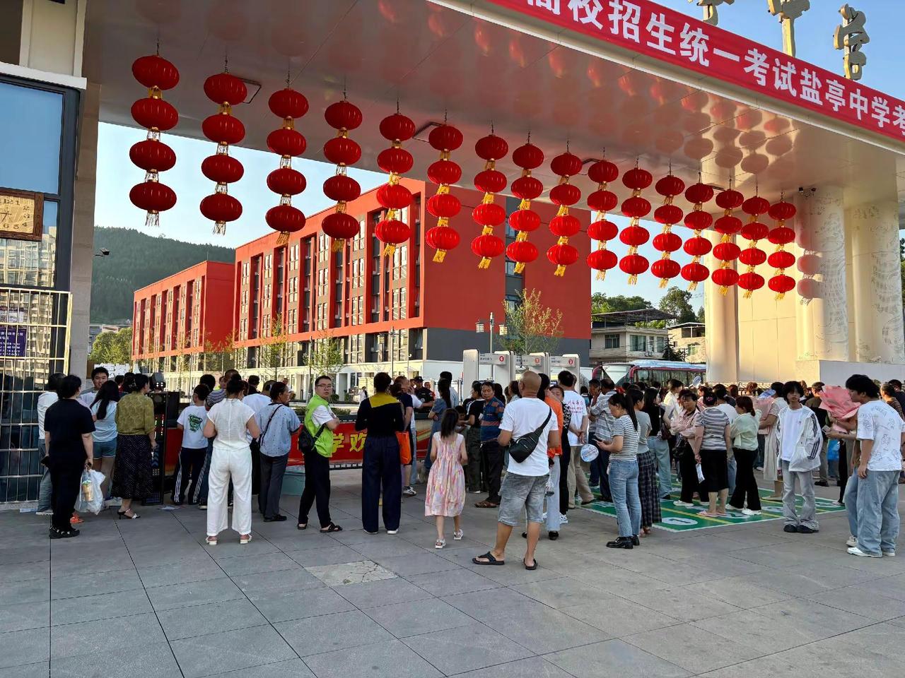 6月10日上午，随着英语口语考试顺利结束，盐亭县2026年高考正式落下帷幕。历经
