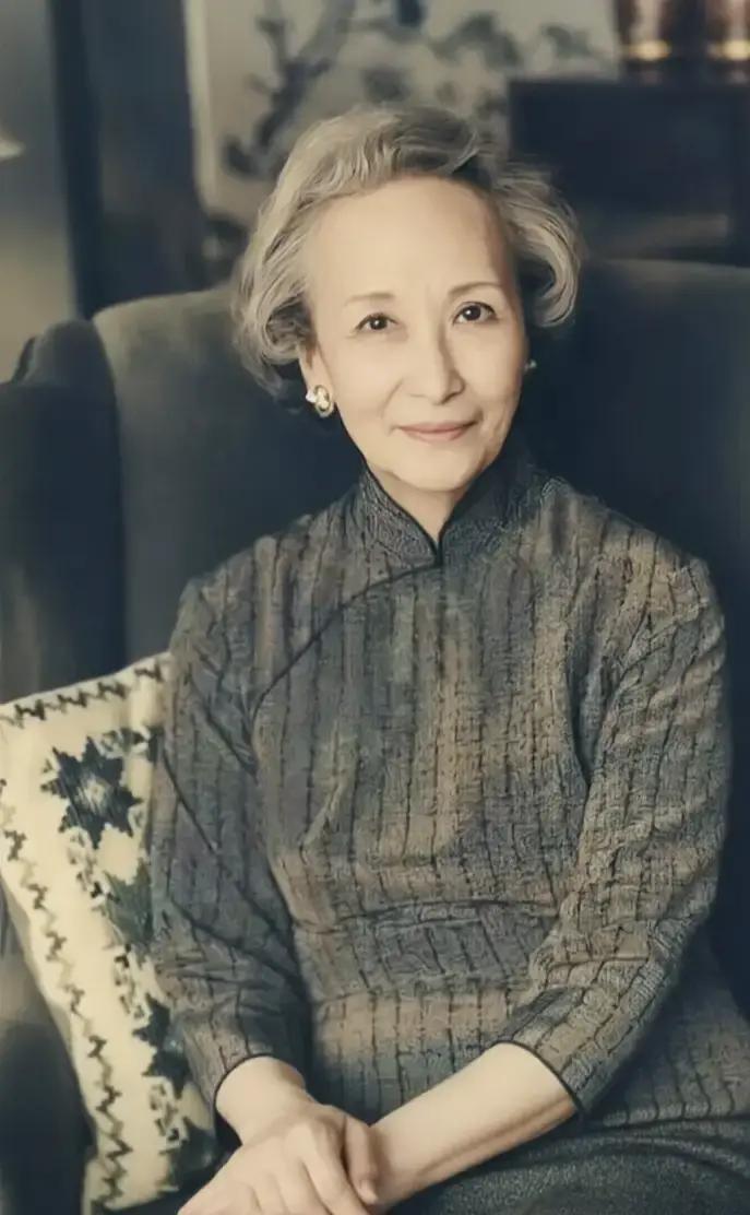 1980年，六十五岁的郑念决定离开上海前往美国。在临行之前，她选择把家里那些历经