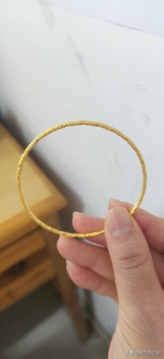 惊！学生送我金手镯，我慌了
今天上课，班里那个说话有点“慢半拍”的小可爱，突然塞