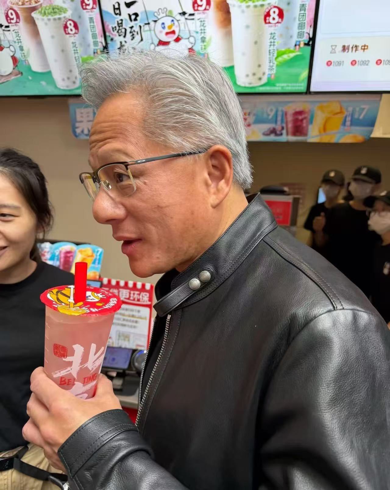 英伟达创始人黄仁勋今日在北京喝了杯蜜桃四季春 