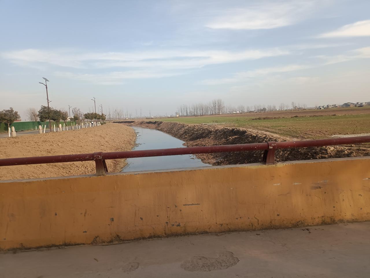 同是一条沟，风景两不同！   
   这是同一条沟，往西风景如画，两岸绿树成荫，