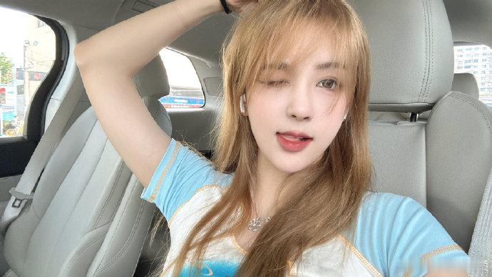 Rita晒照：刘海美女2.0版 等夸 小猫看起来似乎不是很高兴捏~塔子姐还是好看