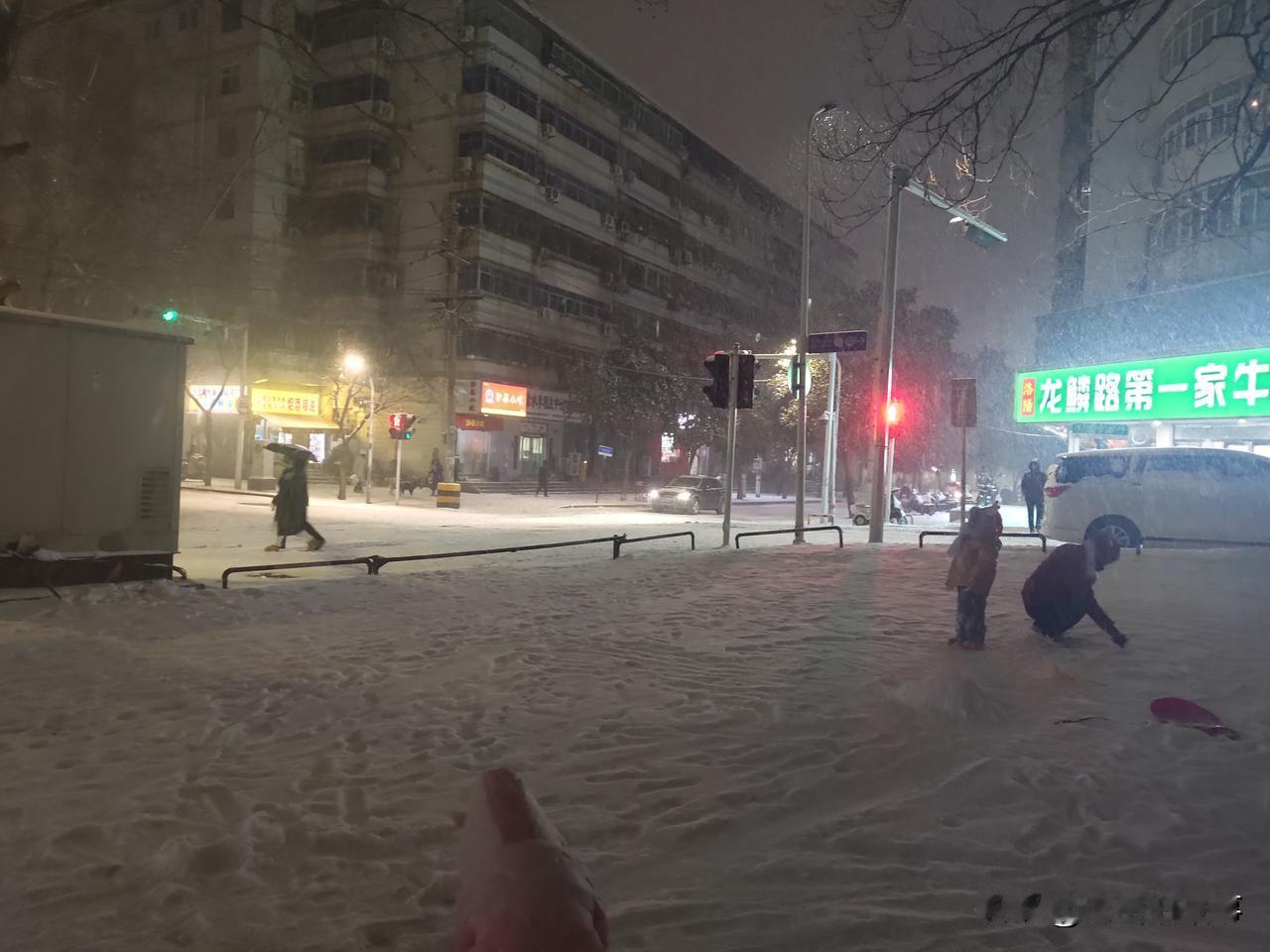今天下午郑州市下了2026年的首场大雪，下午三点左右雪开始变大，马路上积了厚厚的
