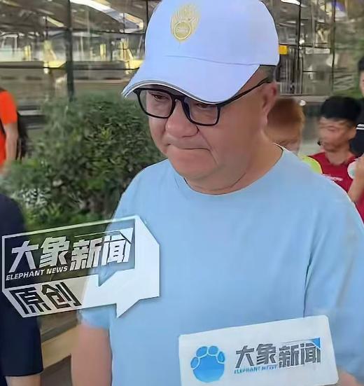 7 月 4 日河南郑州，董路带着中国足球小将队伍接受大象新闻现场采访，记者抛出大