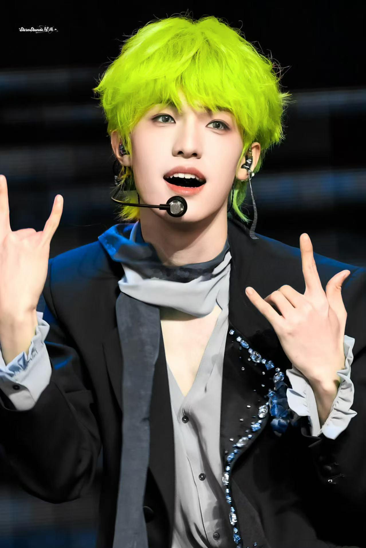 张泽禹solo舞台设计 镜头语言是电影级的，情绪递进是教科书级的。张泽禹这个so