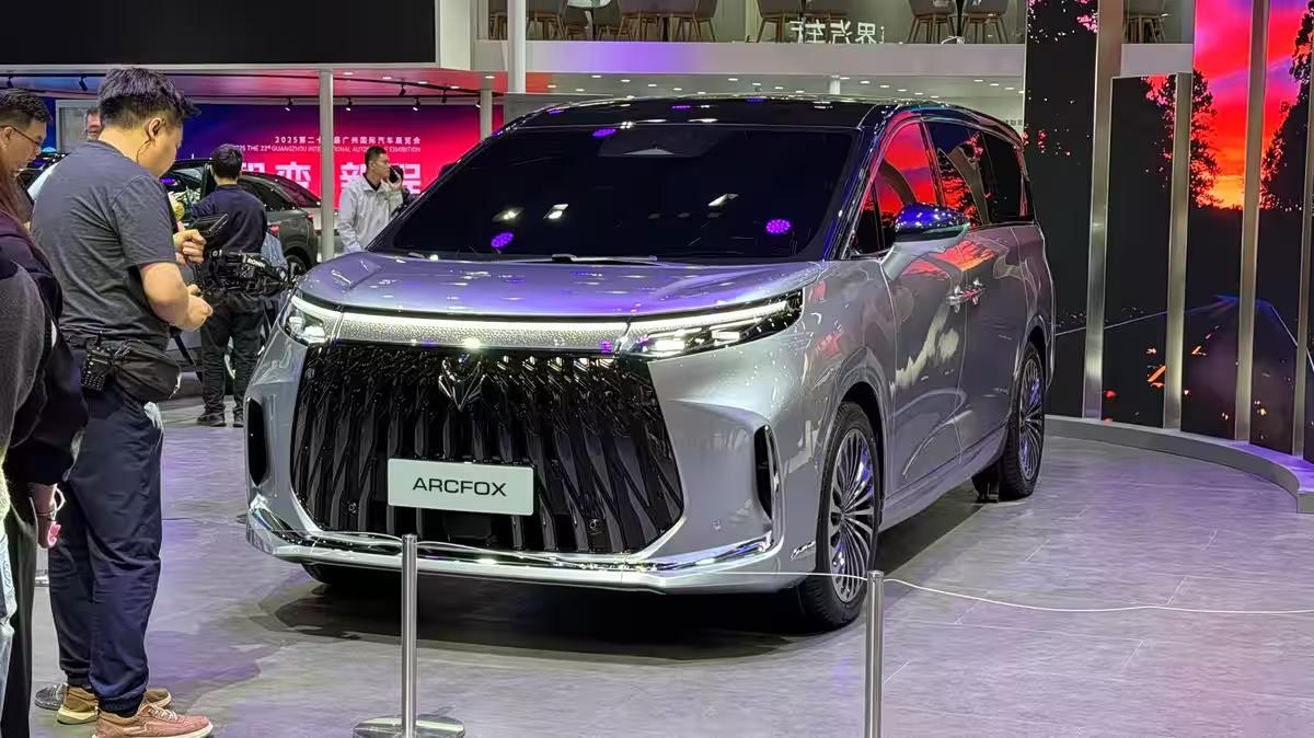 极狐全新豪华MPV原型车首发亮相 