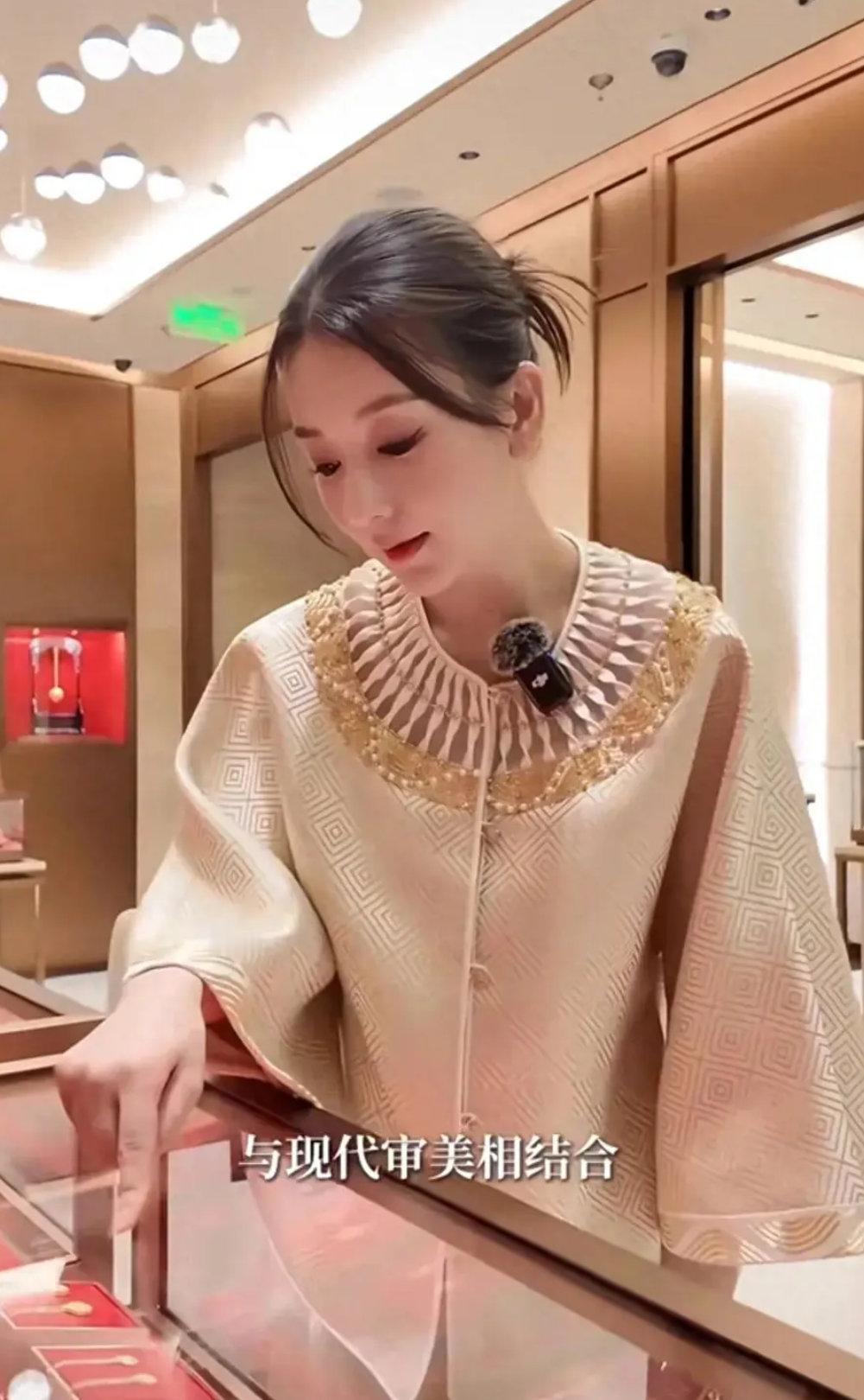 方媛生三胎后在上海被偶遇，一身贵妇打扮在金店挑选金饰！ 