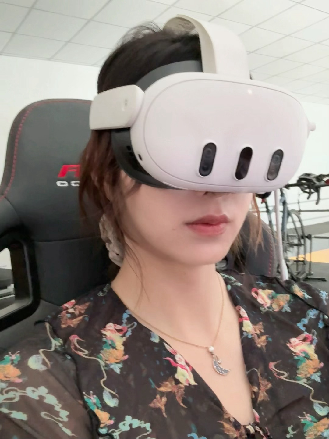求推荐VR眼镜？今天用同事的Quest3 感觉还不错！画质很好，果然每只眼睛2K