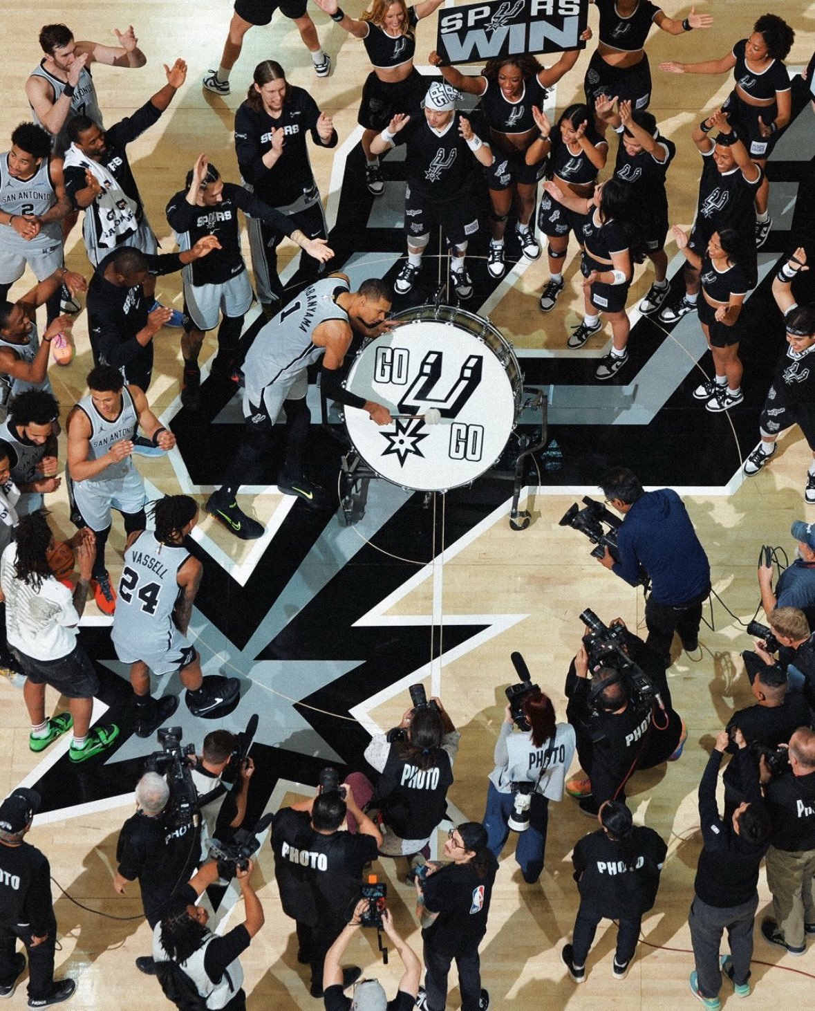 是的，我们回来了！马刺提前锁定季后赛