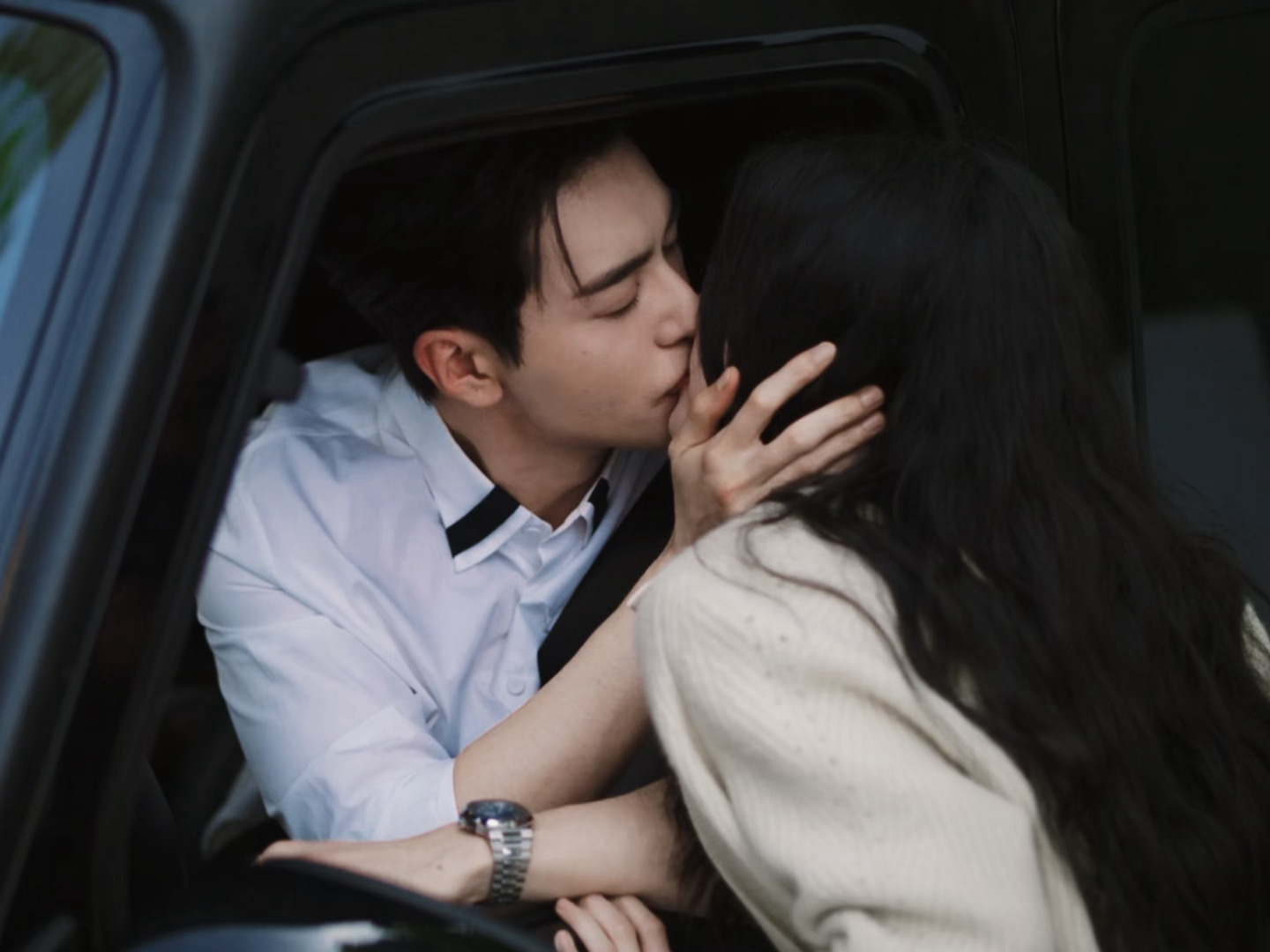 密码的我终于看到这个车窗吻了。。。。轧戏大结局