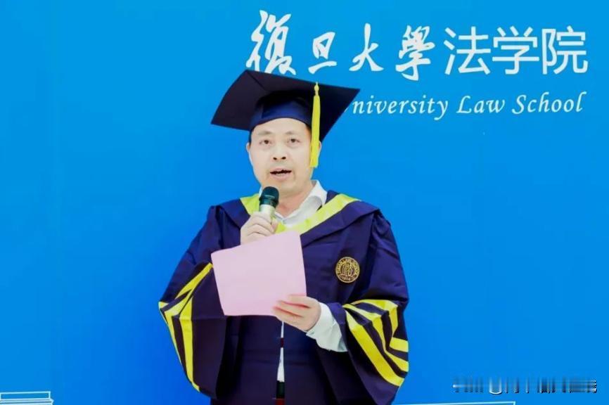 近日，复旦大学法学院一男生打老师的视频火了，评论区嗨翻天，究其原因，是某些人见到
