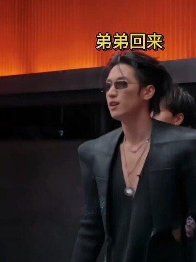 严浩翔之前与万妮达合作过歌手2026经典合作舞台至今让人难忘，两种不同的音乐风格