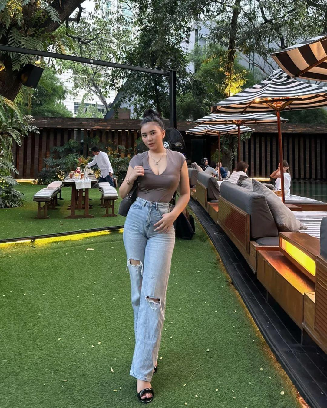 #迷人美图推荐# 轻羽翩翩舞翠袖
#美艳迷人震人心# #美景如画俏佳人# #绝美