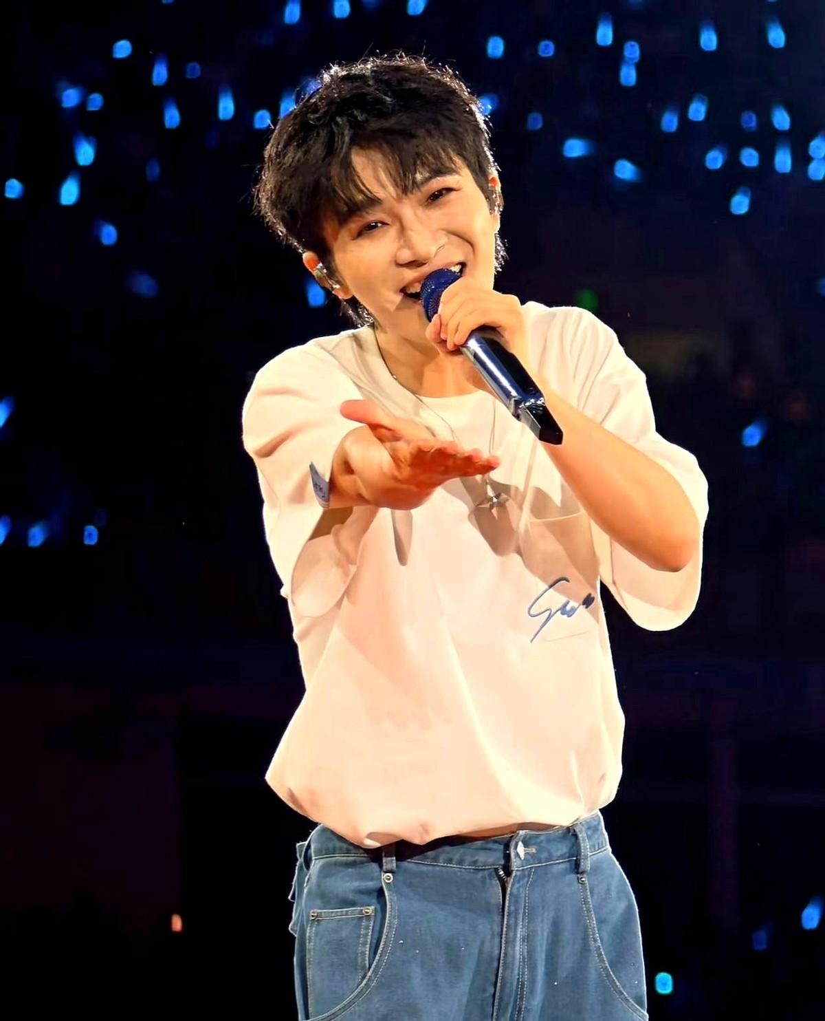 真没想到周深能第一个站出来捐100万给香港大火这事。他在内娱咖位不算顶流，收入也