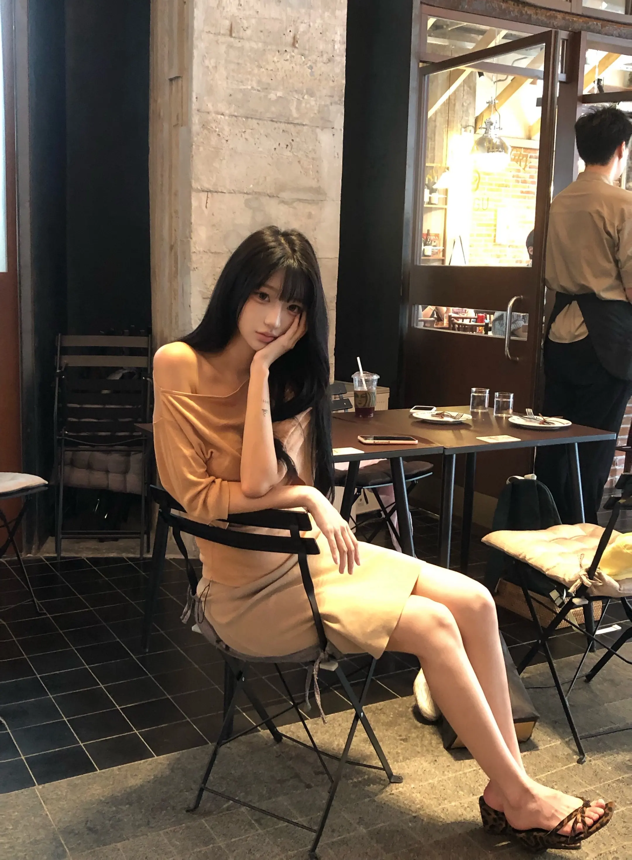 我想像藤蔓一样缠绕在你的时间里 让你的每一秒都渗 透我的气息 直到我们...