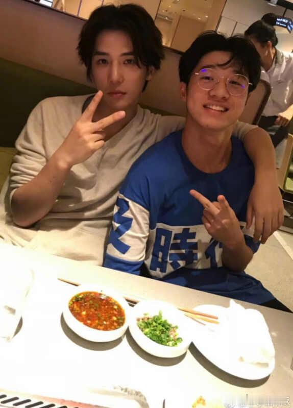 王安宇孙天宇怎么认识的王安宇孙天宇早期合照 考古到和的早期合照~感觉次元壁破了果