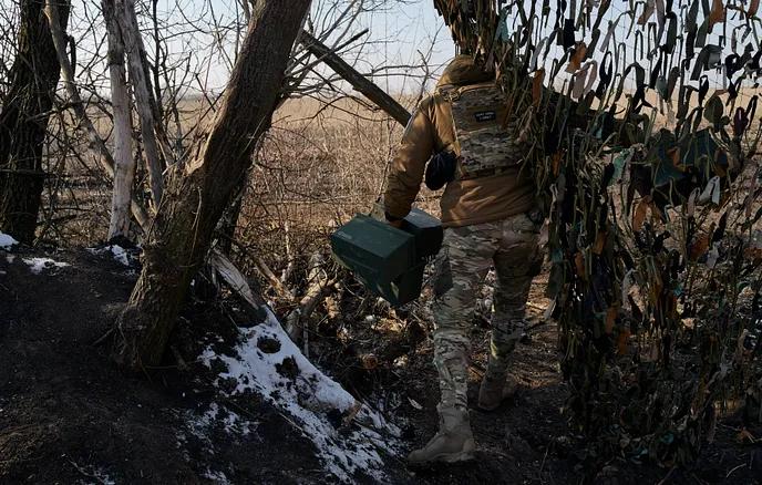 马罗奇科：乌军失守新奥西诺沃后被迫拉长战线
 
专家指出，此举将导致敌方防线在多