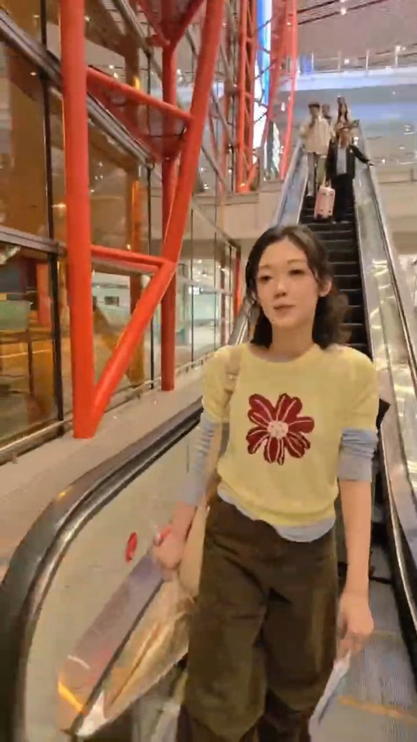 希林娜依高度假包里拿出了馕希林娜依高新疆人属性大爆发 笑不活了，希林娜依高出门度
